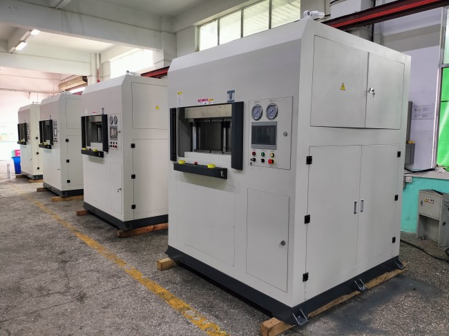 碳纖維熱壓成型機在新能源汽車、鋰電池、光伏產(chǎn)業(yè)的應用